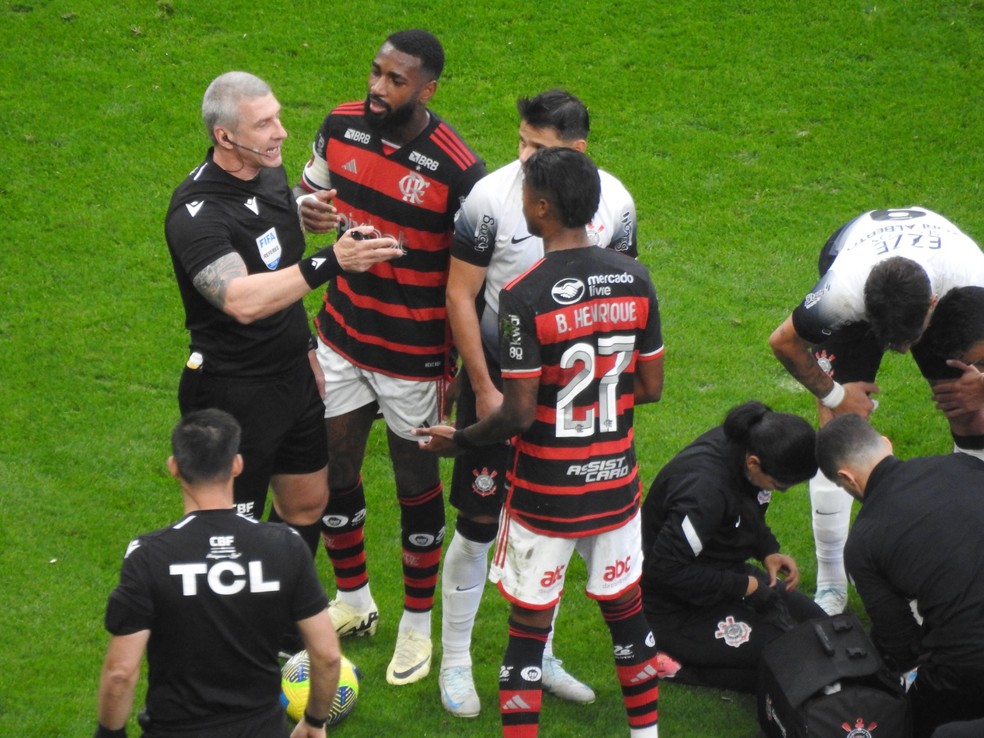 Corinthians x Flamengo: Bruno Henrique gives a high kick to Matheuzinho's head and is sent off; see | Copa do Brasil | ge