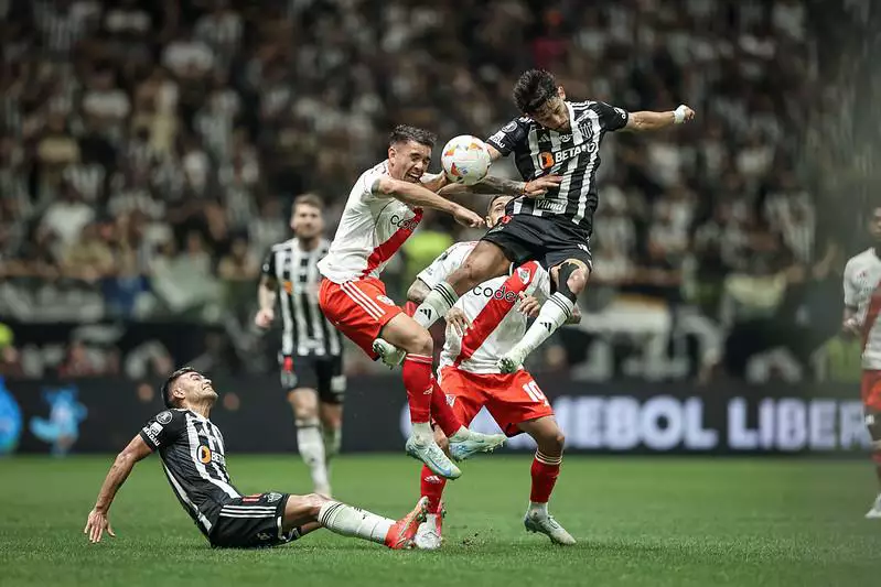 Atletico-MG and River drew 0-0, advancing to the Libertadores final.