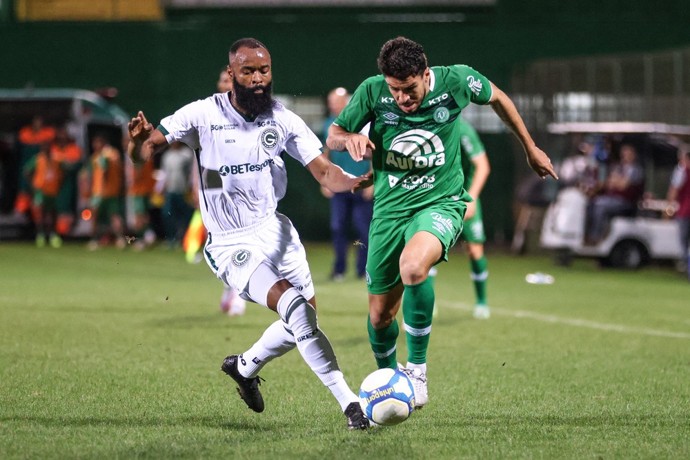 Chapecoense suffers a 4-0 defeat: Goiás dominates and reopens the fight against relegation?