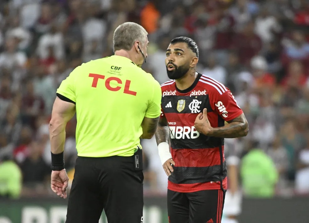 Corinthians vs Flamengo draw: Anderson Daronco accused of demanding a Flamengo jersey.