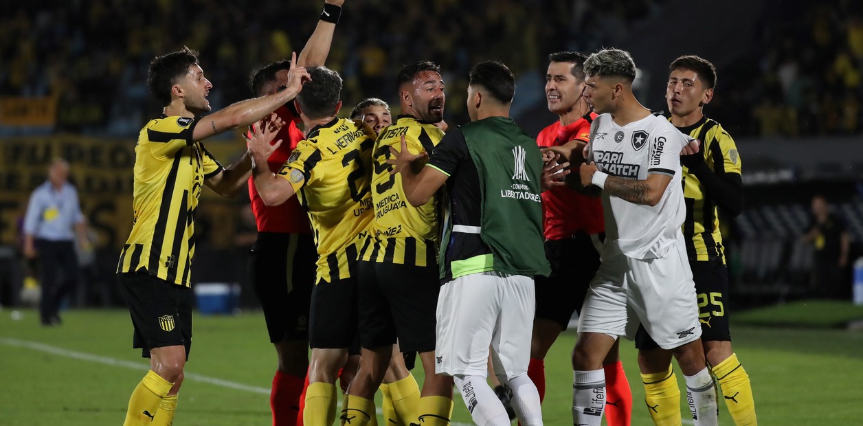 Peñarol 3 x 1 Botafogo, but Botafogo advances to the Libertadores final.