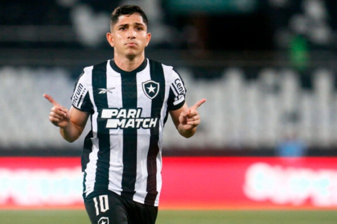 Savarino comemora golaço pelo Botafogo